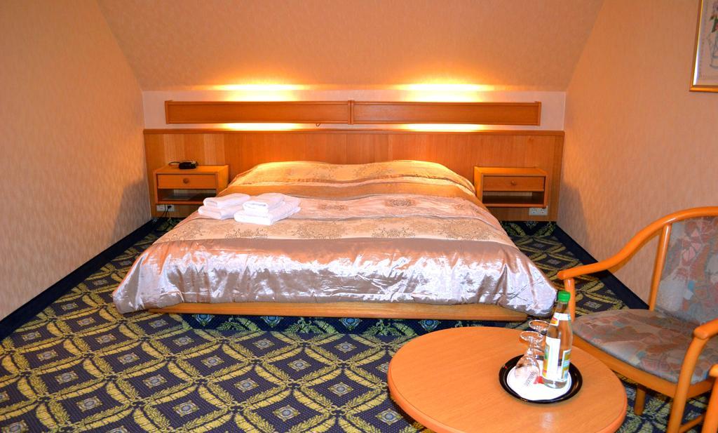 Hotel Zum Goldenen Hirsch Sankt Kilian Extérieur photo
