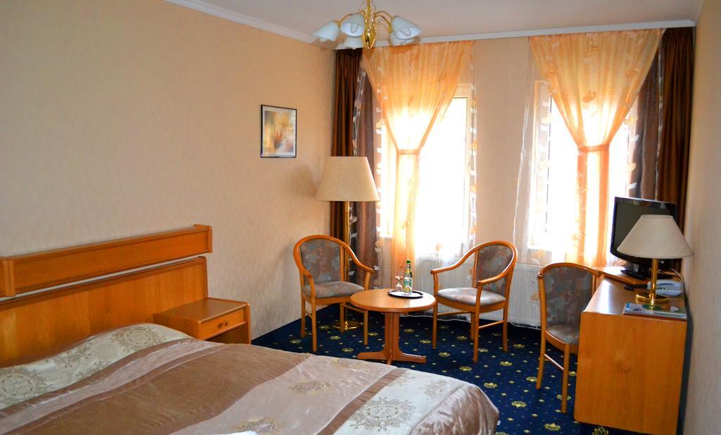 Hotel Zum Goldenen Hirsch Sankt Kilian Extérieur photo