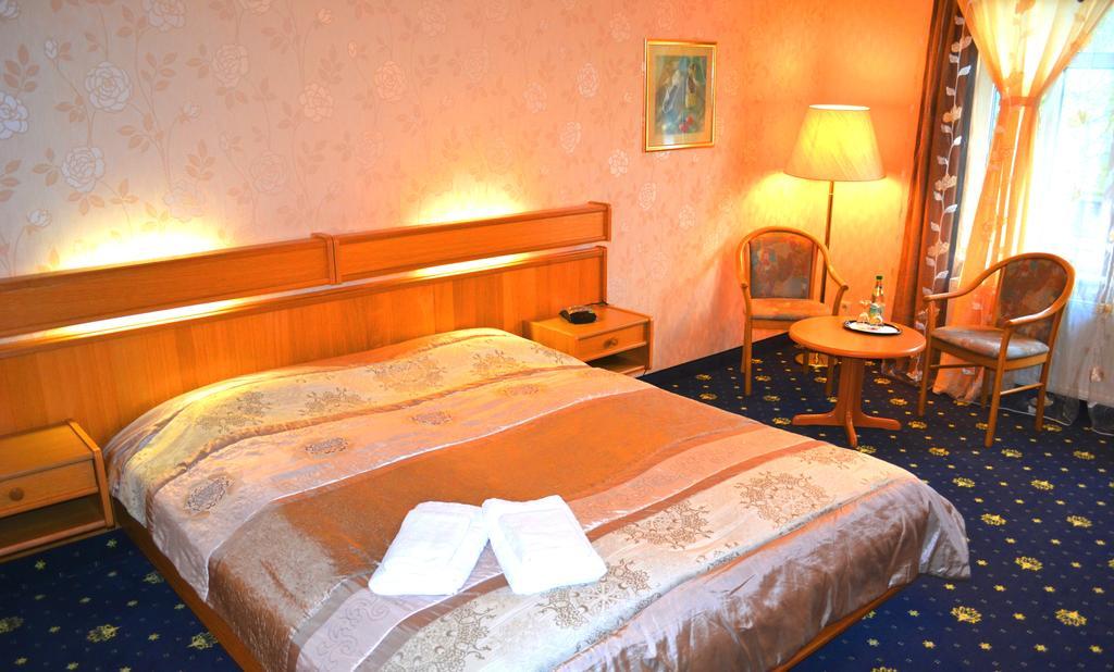 Hotel Zum Goldenen Hirsch Sankt Kilian Extérieur photo