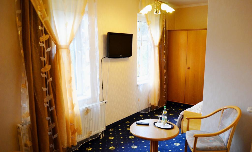 Hotel Zum Goldenen Hirsch Sankt Kilian Extérieur photo