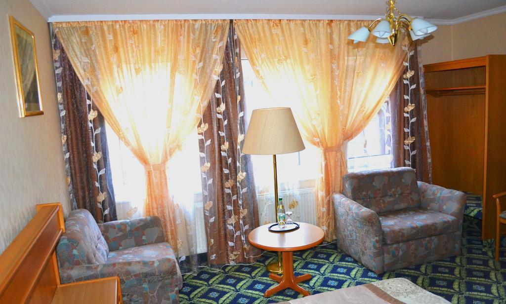 Hotel Zum Goldenen Hirsch Sankt Kilian Chambre photo