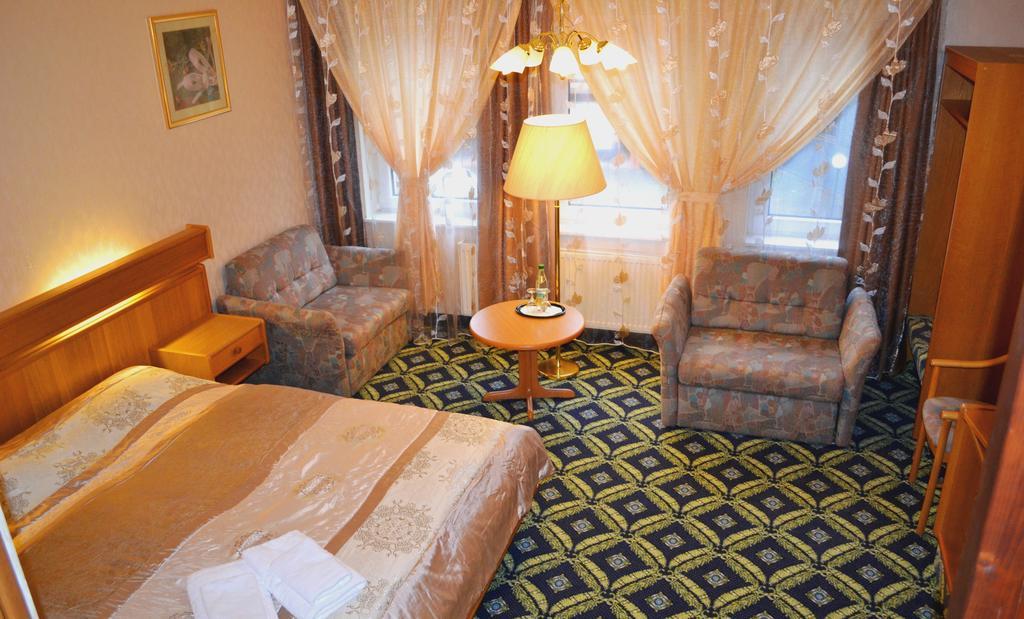 Hotel Zum Goldenen Hirsch Sankt Kilian Chambre photo