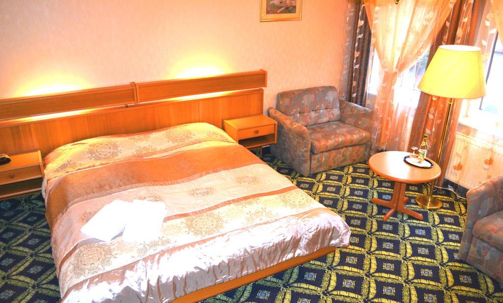 Hotel Zum Goldenen Hirsch Sankt Kilian Chambre photo