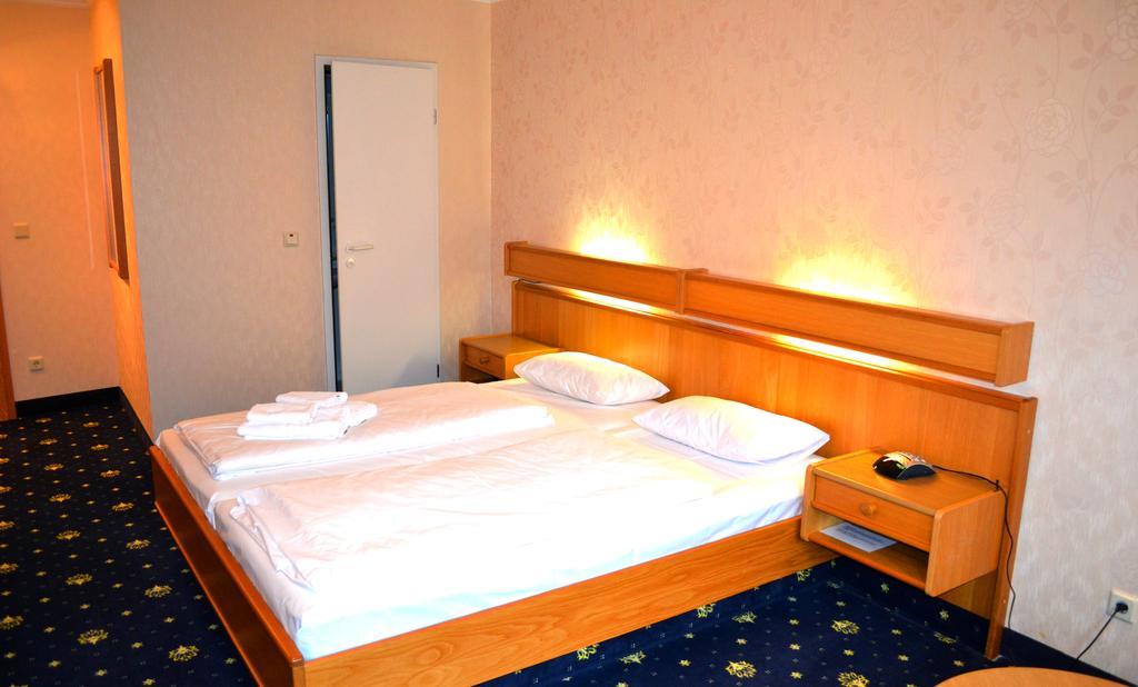 Hotel Zum Goldenen Hirsch Sankt Kilian Chambre photo