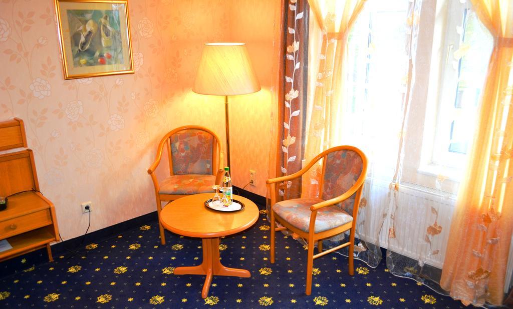 Hotel Zum Goldenen Hirsch Sankt Kilian Chambre photo