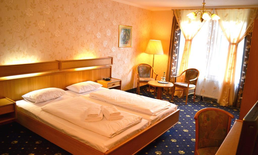 Hotel Zum Goldenen Hirsch Sankt Kilian Extérieur photo