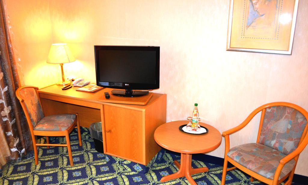 Hotel Zum Goldenen Hirsch Sankt Kilian Chambre photo