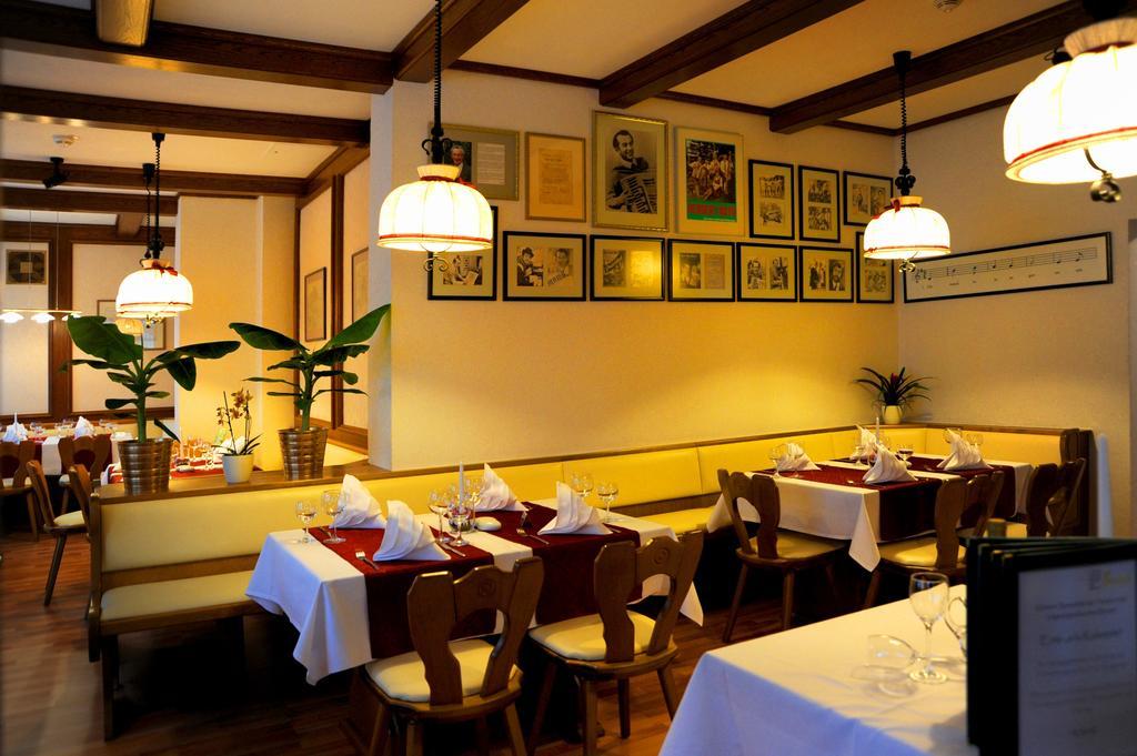 Hotel Zum Goldenen Hirsch Sankt Kilian Extérieur photo