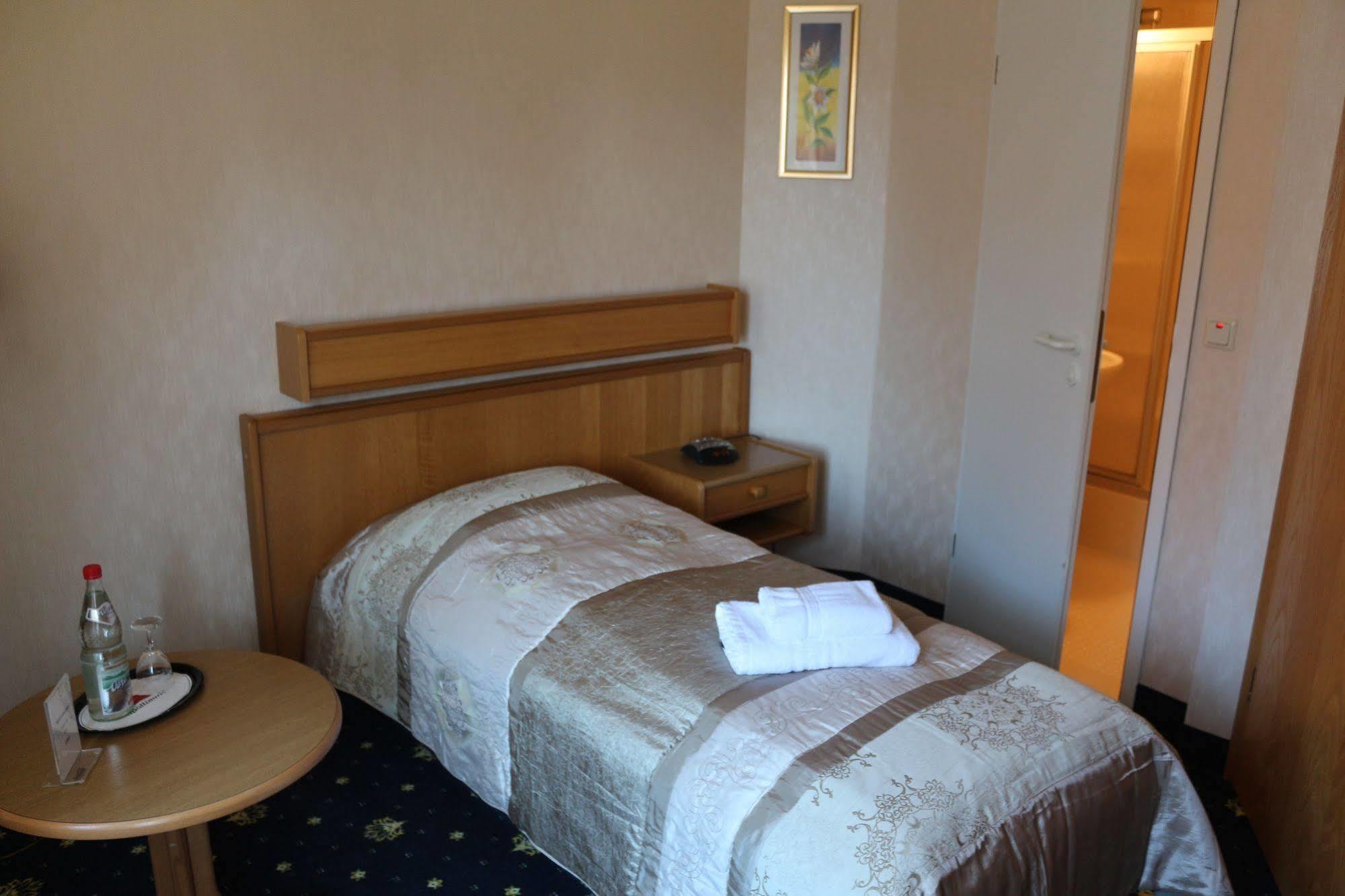 Hotel Zum Goldenen Hirsch Sankt Kilian Extérieur photo