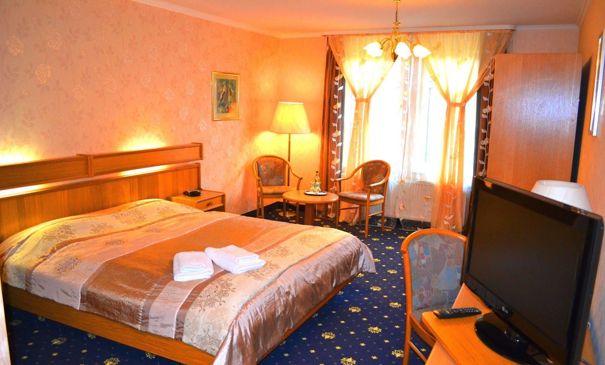 Hotel Zum Goldenen Hirsch Sankt Kilian Extérieur photo