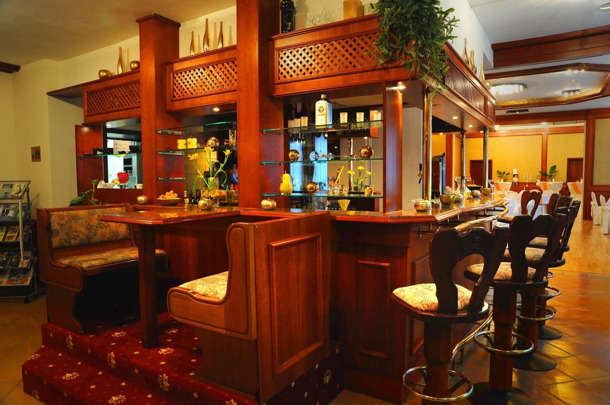 Hotel Zum Goldenen Hirsch Sankt Kilian Extérieur photo